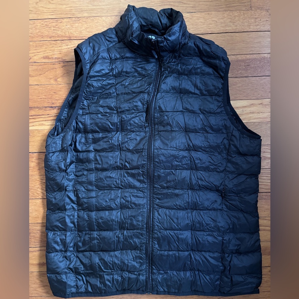 Uniqlo Men's Black Ultra Light Weight Down Vest
| Size M